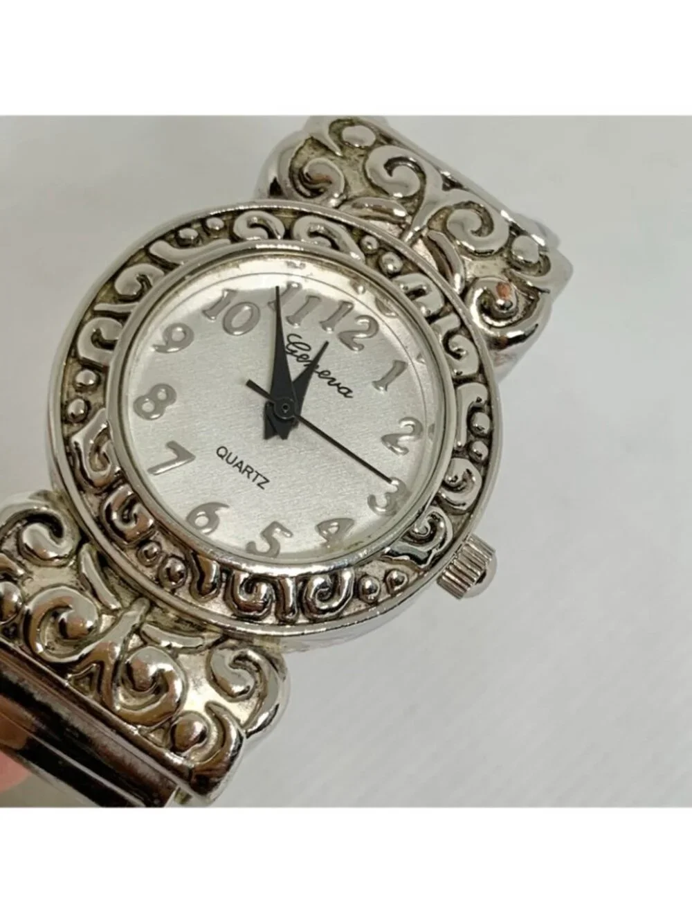 Vintage Geneva silver tone women’s watch 25mm quartz analog size 6” running
